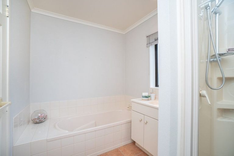 Photo of property in 143 Summerhill Drive, Fitzherbert, Palmerston North, 4410