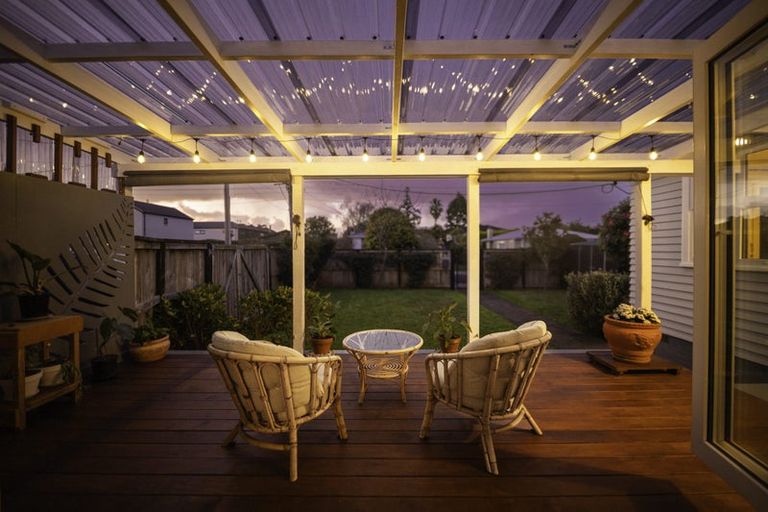 Photo of property in 15 Enderby Drive, Te Atatu Peninsula, Auckland, 0610