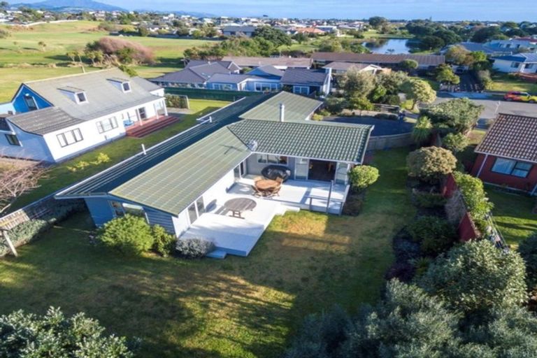 Photo of property in 11 Hastings Street, Waikanae Beach, Waikanae, 5036