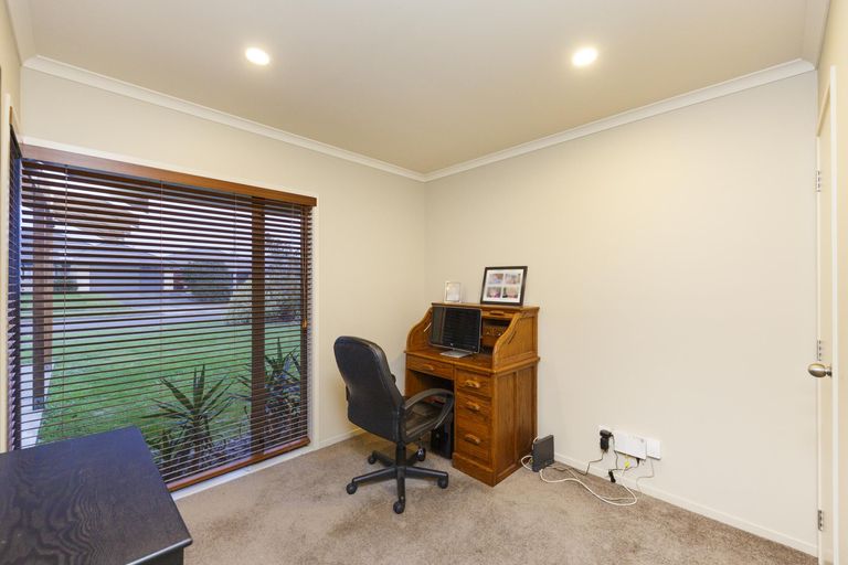 Photo of property in 5 Ron Place, Fitzherbert, Palmerston North, 4410