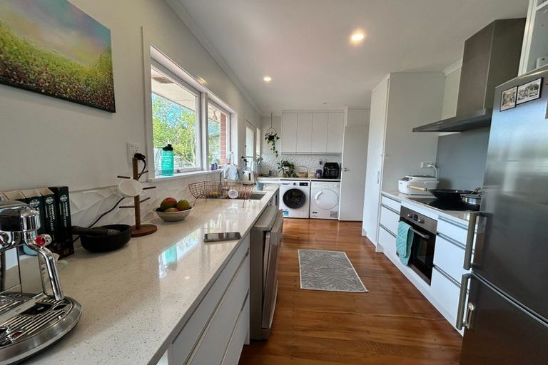 Photo of property in 33 Pupuke Road, Birkenhead, Auckland, 0627