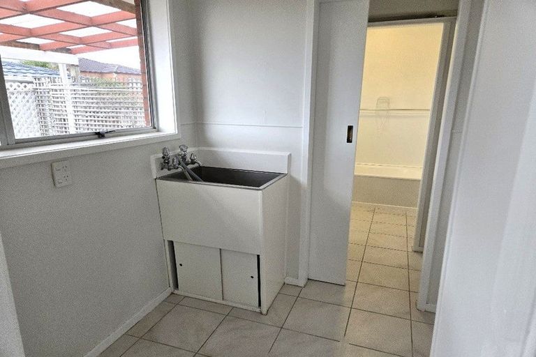 Photo of property in 2/56 Cockayne Crescent, Sunnynook, Auckland, 0620