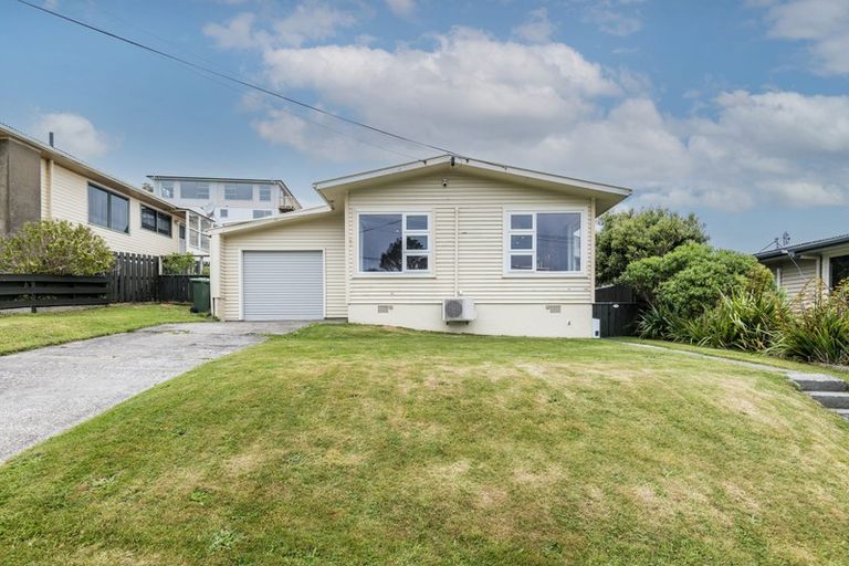 Photo of property in 13 Turville Crescent, Newlands, Wellington, 6037