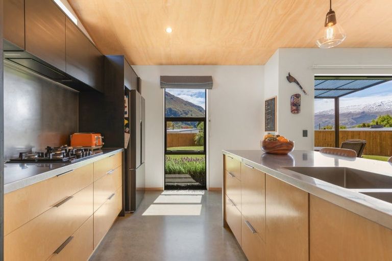 Photo of property in 5 Lakefield Close, Kingston, Athol, 9793