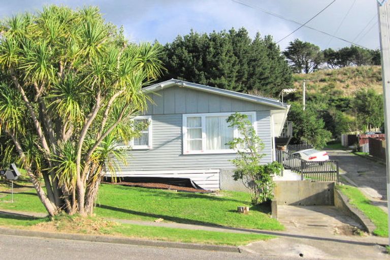 Photo of property in 14 Cardiff Crescent, Cannons Creek, Porirua, 5024