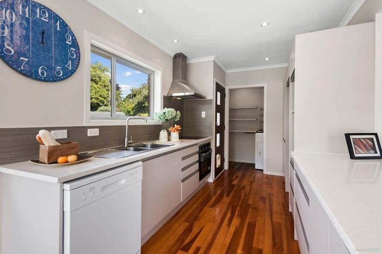 Photo of property in 19 Sovereign Place, Glenfield, Auckland, 0629