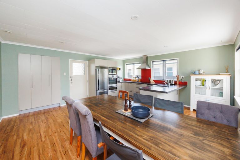 Photo of property in 14 Parkland Crescent, Terrace End, Palmerston North, 4410