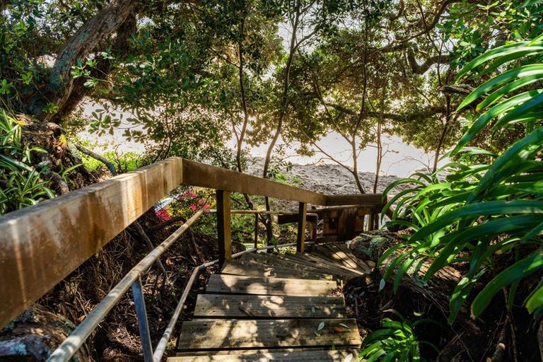 Photo of property in 152 One Tree Point Road, One Tree Point, 0118