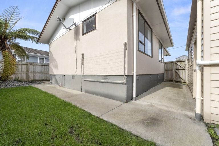 Photo of property in 16 Rewarewa Road, Te Atatu Peninsula, Auckland, 0610
