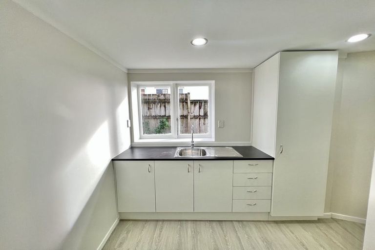 Photo of property in 10 Fowey Avenue, Te Atatu South, Auckland, 0610