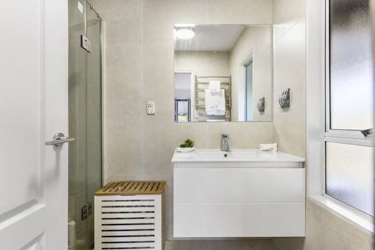 Photo of property in 22 Cairnbrae Court, Northcross, Auckland, 0632