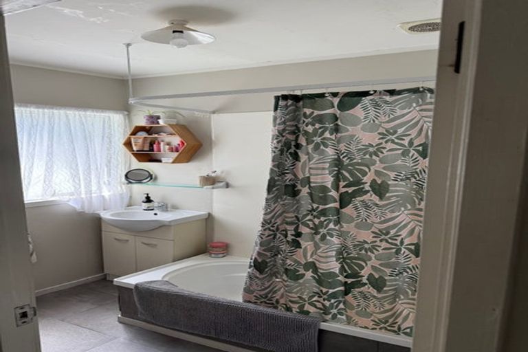 Photo of property in 12 Trengove Place, West Harbour, Auckland, 0618