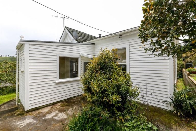Photo of property in 6 Pendarves Street, New Plymouth, 4310