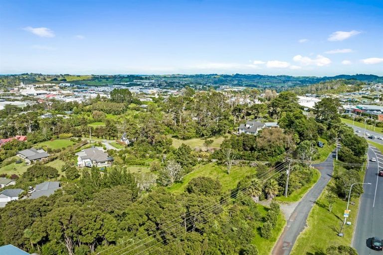 Photo of property in 9b Whangaparaoa Road, Red Beach, 0932