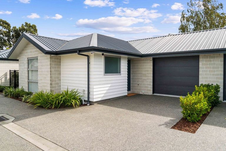 Photo of property in 2/3 Nyoli Street, Northcote, Christchurch, 8052