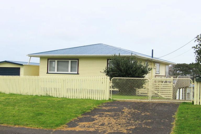 Photo of property in 41 Makiri Street, Helensville, 0800
