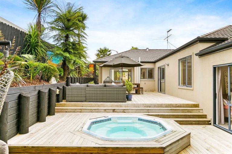 Photo of property in 13 Berkshire Terrace, Massey, Auckland, 0614