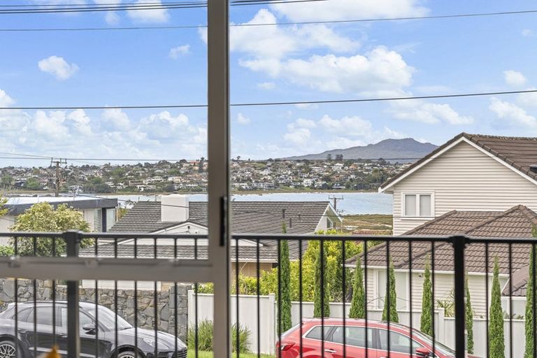 Photo of property in 2/104 Sylvan Avenue, Northcote, Auckland, 0627