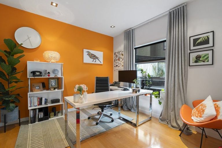 Photo of property in 42 Ruapehu Drive, Fitzherbert, Palmerston North, 4410