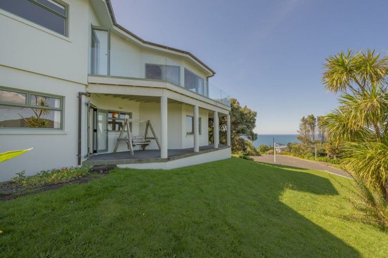 Photo of property in 2 Tirinui Crescent, Tairua, 3508