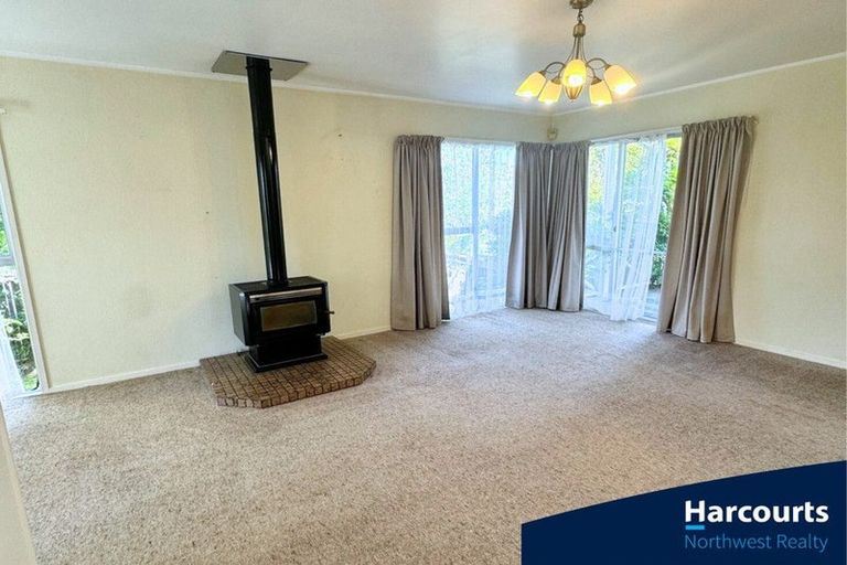 Photo of property in 1 Denver Avenue, Sunnyvale, Auckland, 0612