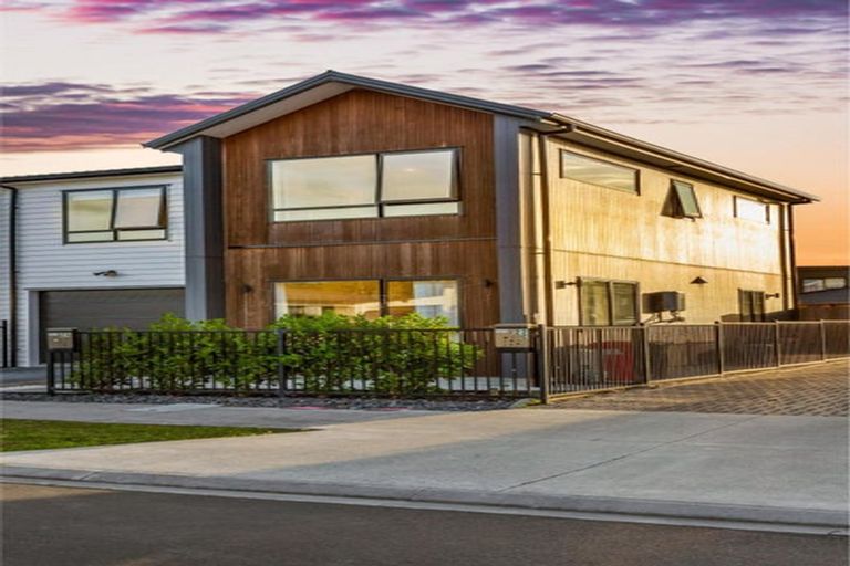 Photo of property in 24 Lumbarda Drive, Kumeu, 0810