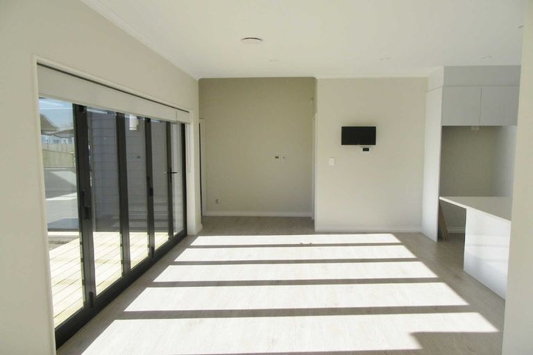 Photo of property in 10 Brumbie Way, Karaka, Papakura, 2113