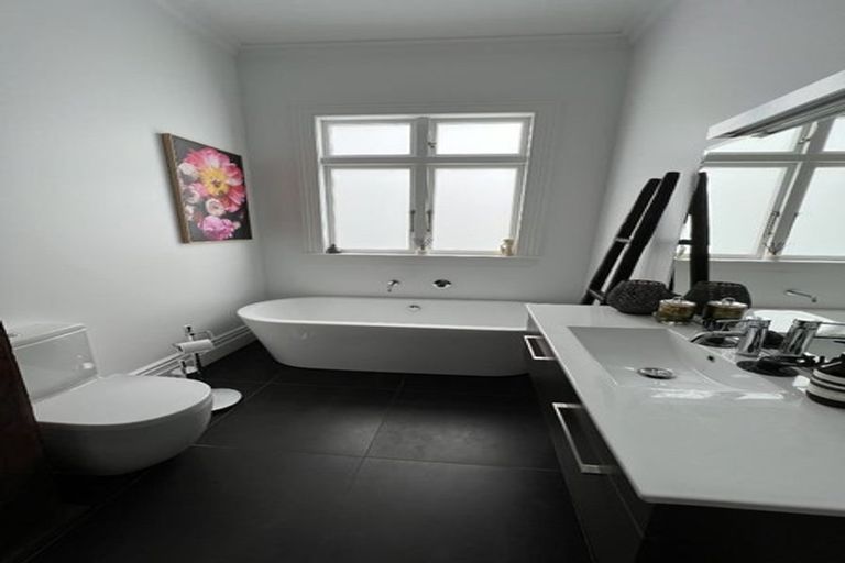 Photo of property in 8 William Bond Street, Stanley Point, Auckland, 0624