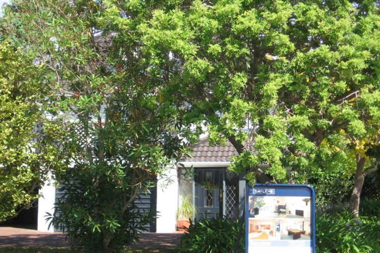 Photo of property in 2/10 Sandown Road, Rothesay Bay, Auckland, 0630