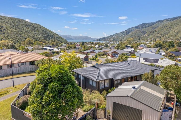 Photo of property in 15 Ranui Street, Waikawa, Picton, 7220