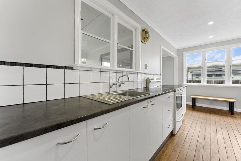 Photo of property in 19 Botanical Road, Takaro, Palmerston North, 4412
