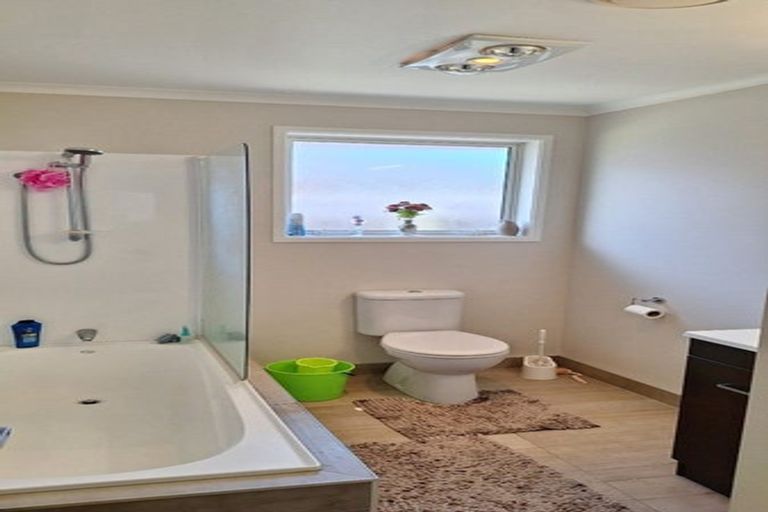 Photo of property in 18 Poulson Grove, Trentham, Upper Hutt, 5018