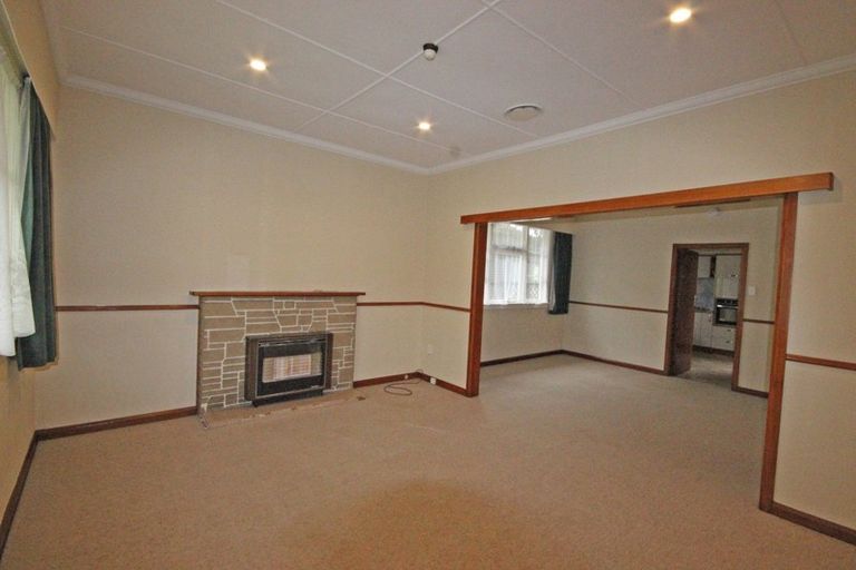Photo of property in 28 Pahiatua Street, Hokowhitu, Palmerston North, 4410
