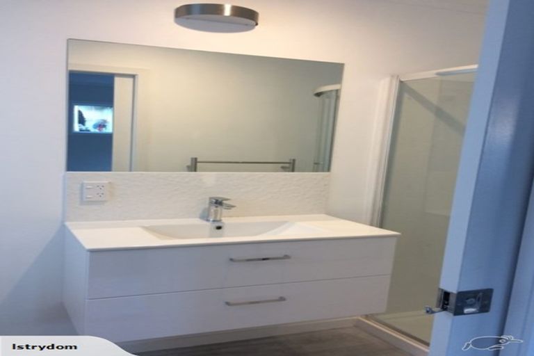 Photo of property in 2/1 Tallington Crescent, Torbay, Auckland, 0630