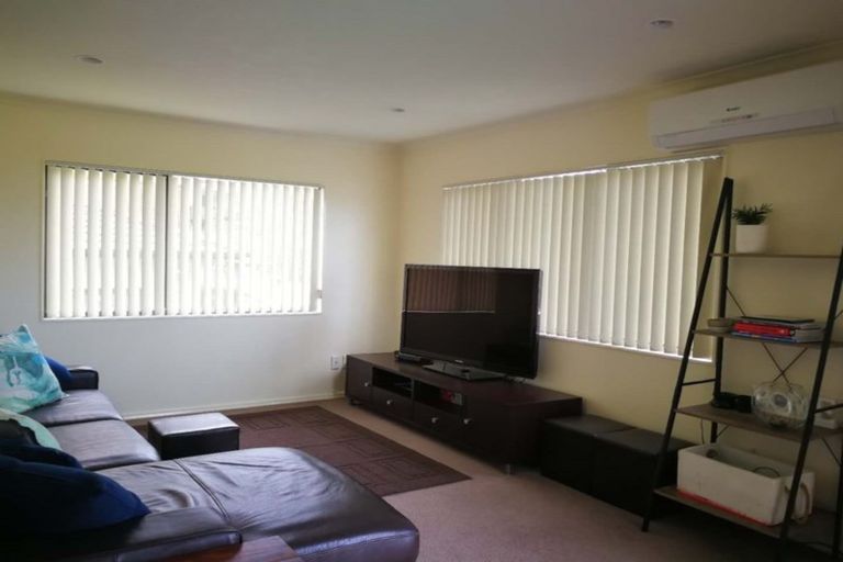 Photo of property in 62b Hogarth Rise, West Harbour, Auckland, 0618