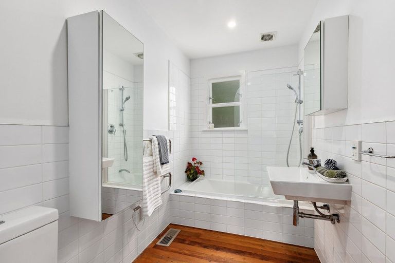 Photo of property in 8 Durham Crescent, Aro Valley, Wellington, 6021