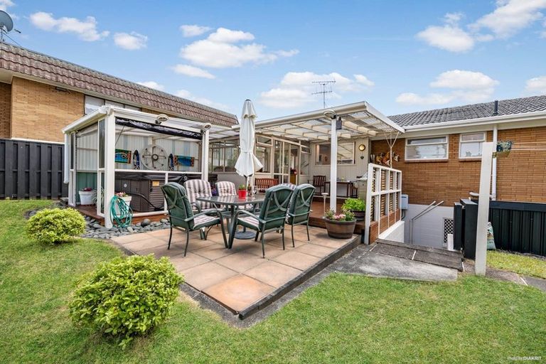 Photo of property in 27 Kurnell Drive, Botany Downs, Auckland, 2010