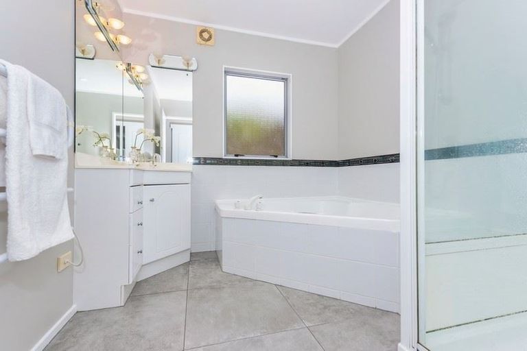 Photo of property in 13 Lagoon Way, West Harbour, Auckland, 0618