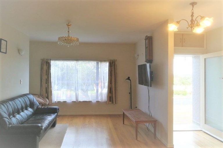 Photo of property in 1/1 Cheval Drive, Totara Vale, Auckland, 0629