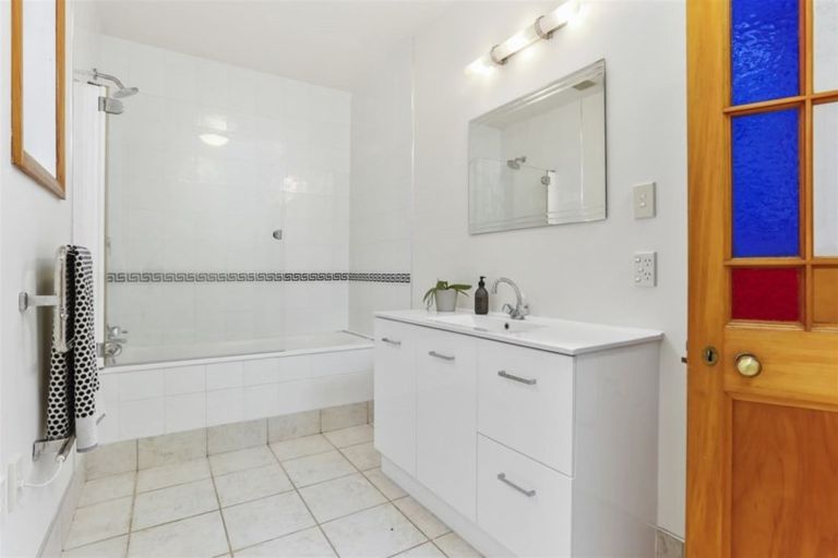 Photo of property in 58 Gladstone Road, Northcote, Auckland, 0627