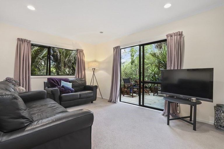 Photo of property in 134 Woodlands Park Road, Titirangi, Auckland, 0604