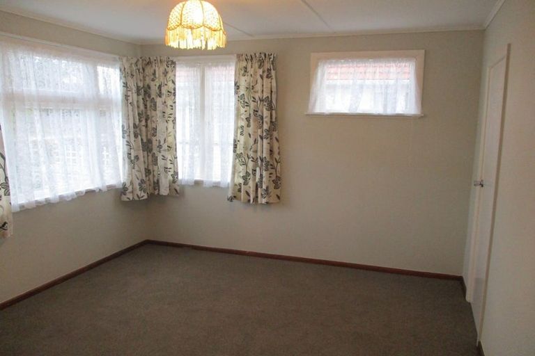 Photo of property in 19 Queenwood Road, Levin, 5510