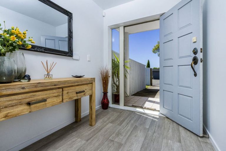 Photo of property in 2/133 Carlisle Road, Northcross, Auckland, 0632