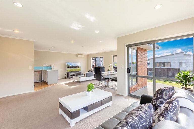 Photo of property in 16 Mcwhirters Farm Lane, Massey, Auckland, 0614