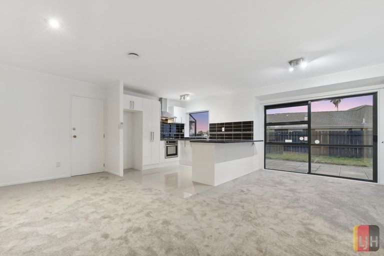 Photo of property in 18 Randwick Place, Randwick Park, Auckland, 2105