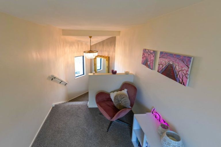 Photo of property in 75a Dress Circle, Newlands, Wellington, 6037