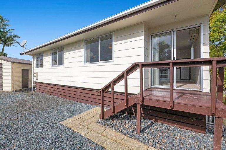 Photo of property in 2/26 Parakai Avenue, Parakai, 0830