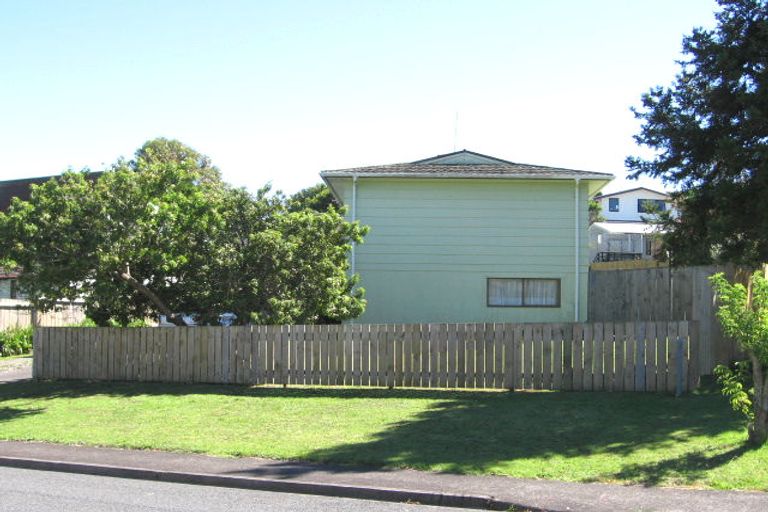 Photo of property in 8 St Catherine Crescent, West Harbour, Auckland, 0618