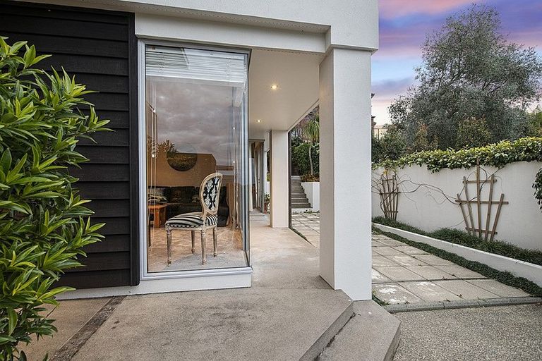 Photo of property in 2/55 Parr Terrace, Castor Bay, Auckland, 0620