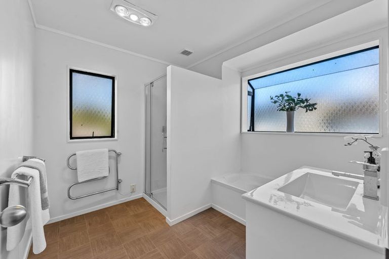 Photo of property in 37 Gosford Drive, Botany Downs, Auckland, 2010